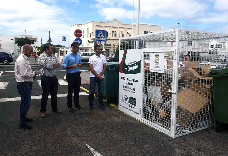 San Bartolomé inicia una campaña de concienciación medioambiental a la vez que coloca jaulas para la recogida de cartón comercial