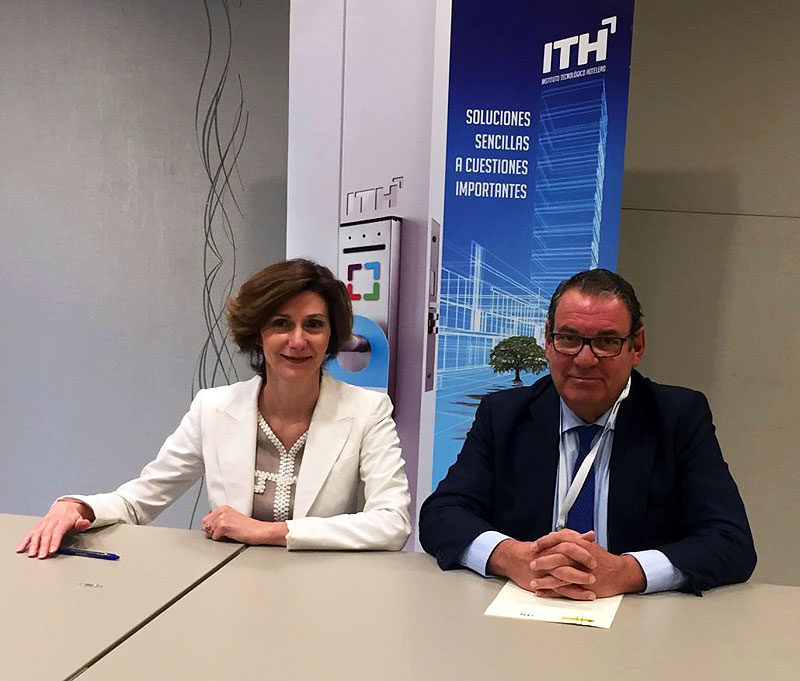 La secretaria de Estado de Turismo, Isabel Oliver, y el Presidente de ITH y CEHAT, Juan Molas, firman el convenio para el Modelo ITH de Sostenibilidad